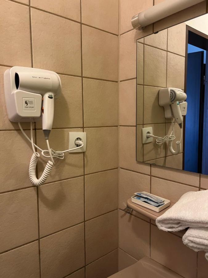 Hotel Am Flughafen Кёльн Экстерьер фото
