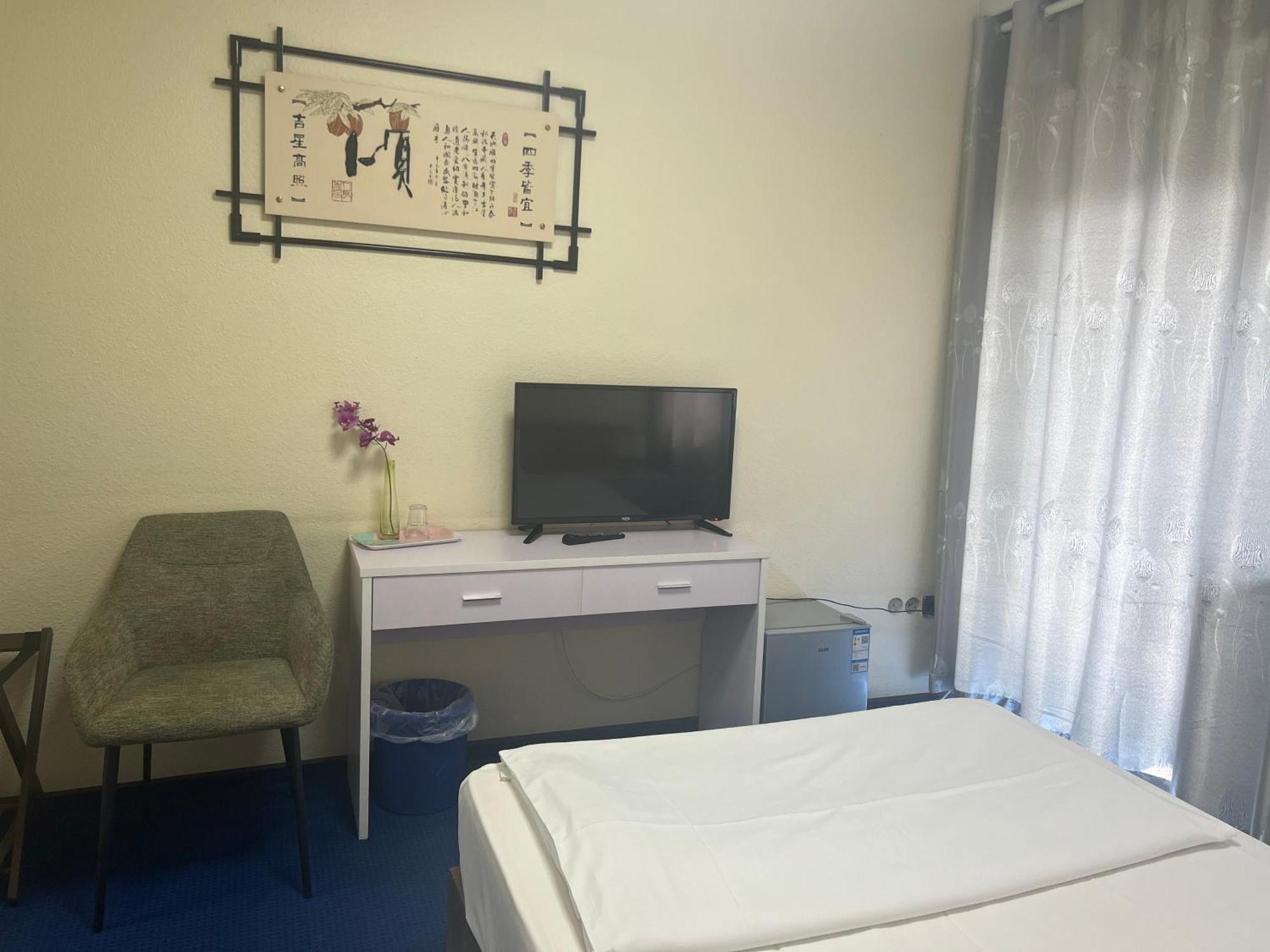 Hotel Am Flughafen Кёльн Экстерьер фото